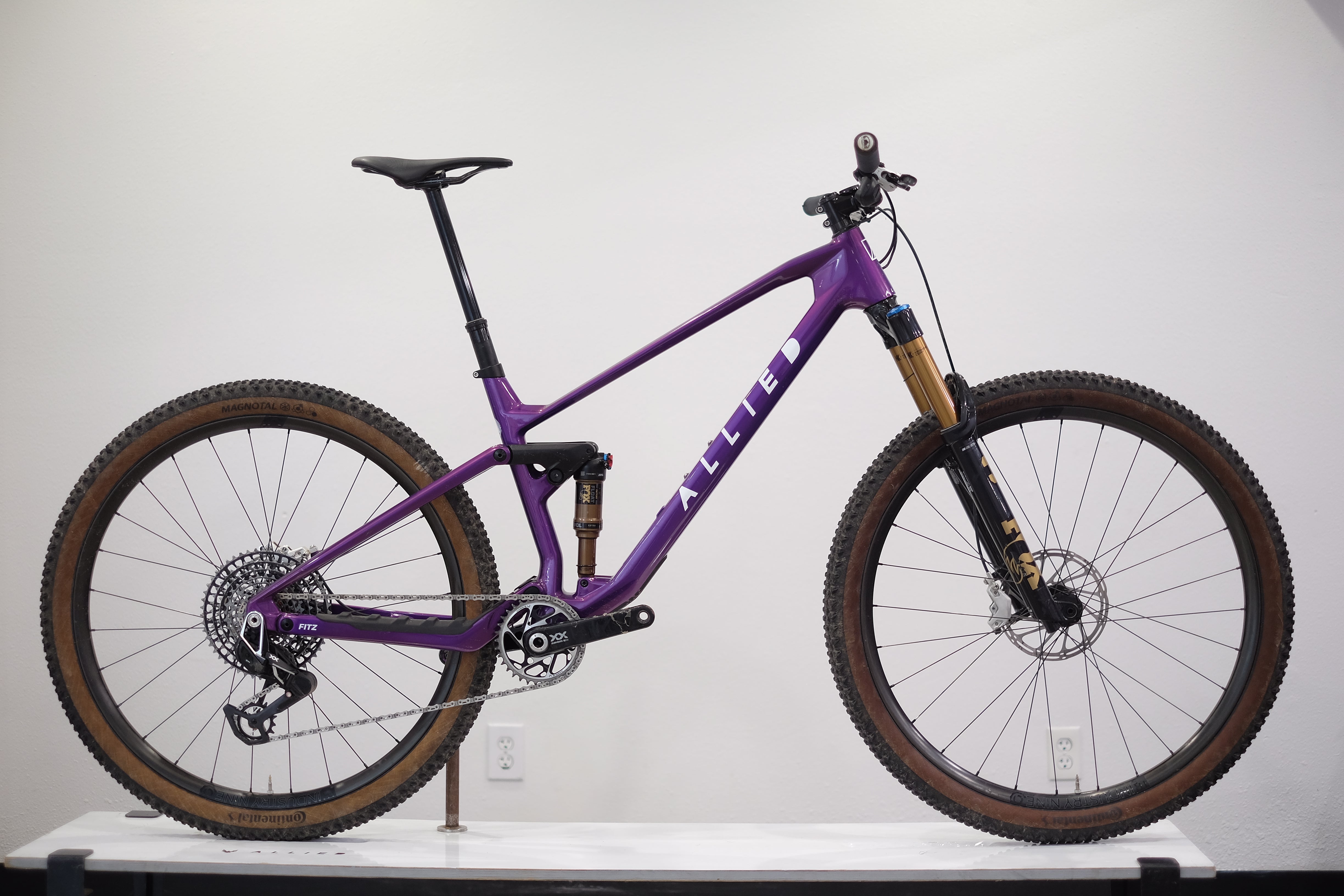 Emily シティサイクル パープル系 FITZ XX SL - Purple Velvet LG – Allied Cycle Works