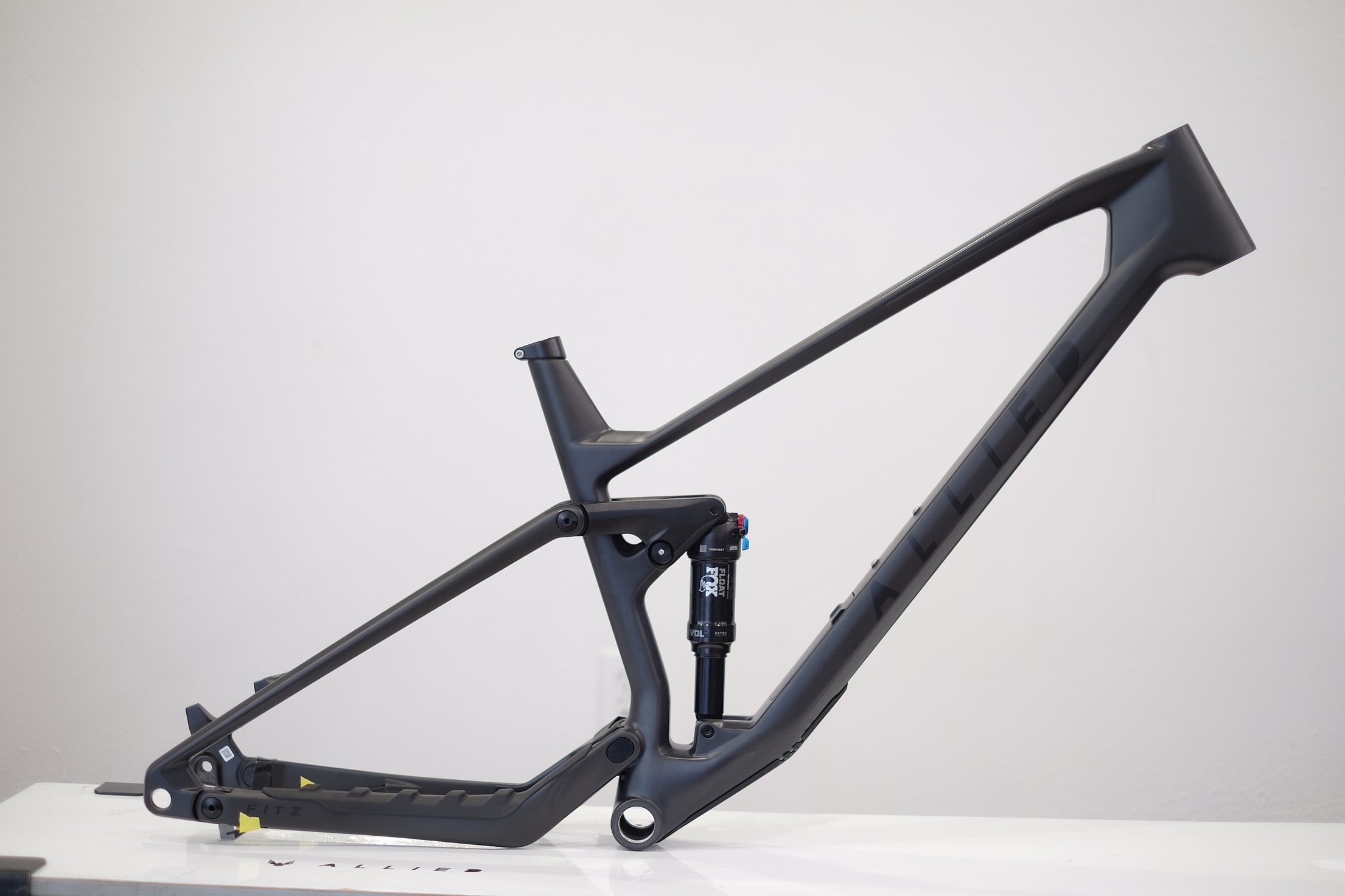 FITZ Frameset XL - Raw Carbon/Black Logos
